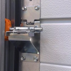 Universalt sidehngsel til ledhejseporte